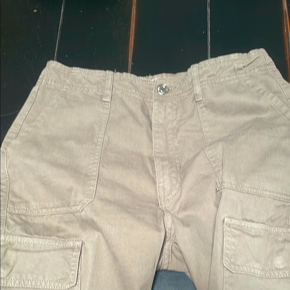 ZARA- Army Green Cargo Pants
6 pockets
NWO tags